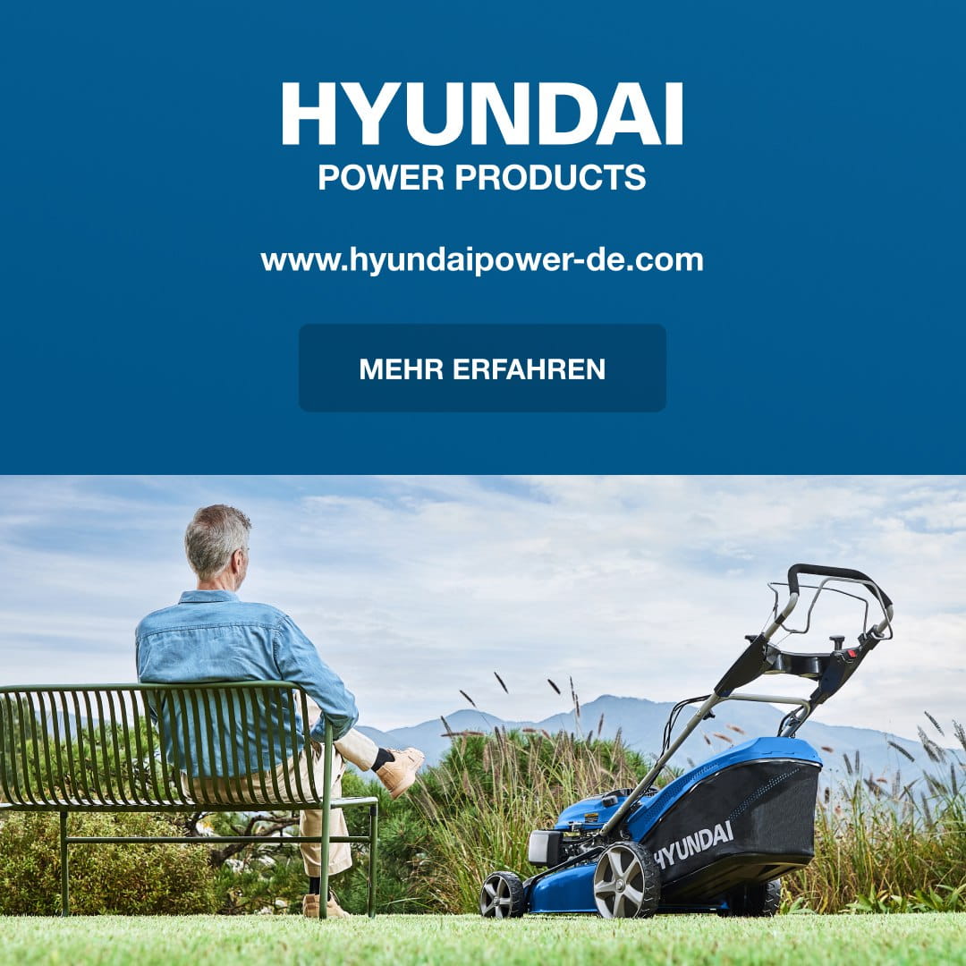 Blue Hyundai Power Products banner with the website and a dark blue 'MEHR ERFAHREN' button above a man sitting on a bench, and a blue Hyundai lawn mower on a grass lawn in a park behind him.