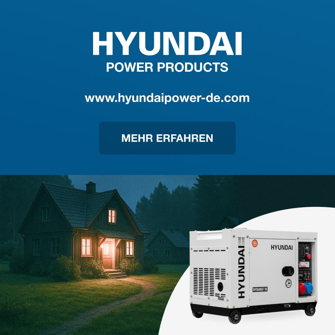 Blue Hyundai Power Products banner with website and a dark blue 'MEHR ERFAHREN' button; below, a white Hyundai generator beside a lit house on a curved white backdrop.